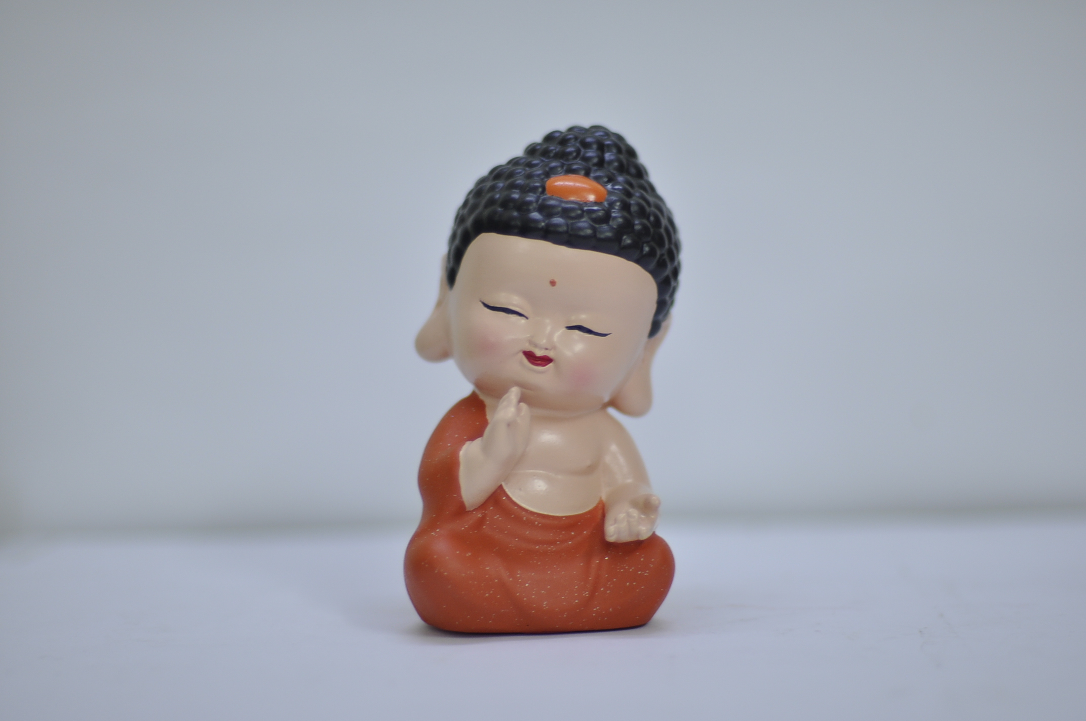 Tượng chú tiểu chỉ thiên cam
