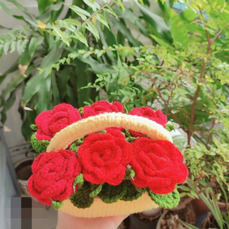 Giỏ hoa để bàn 6 bông hồng đỏ bằng len handamde