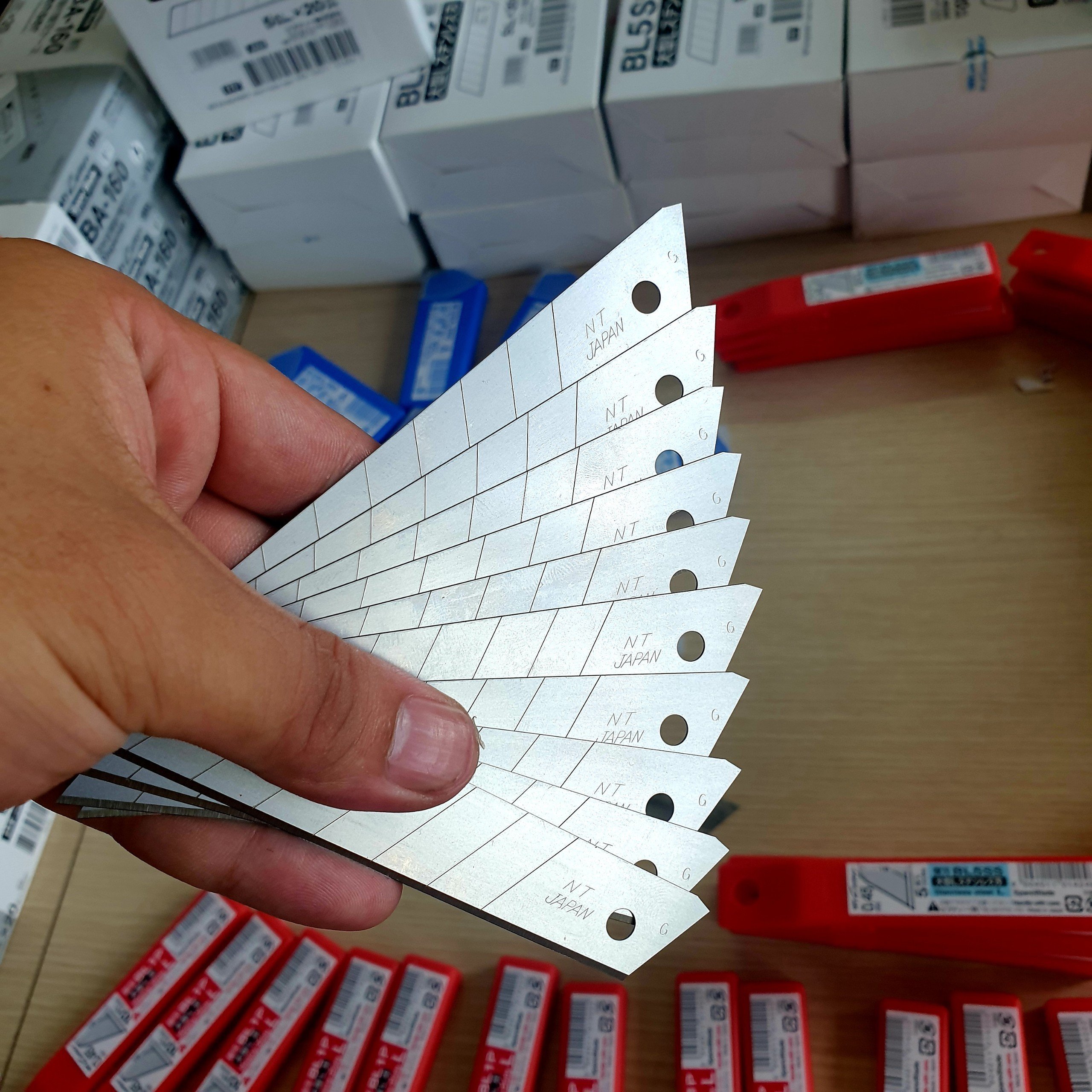 Dao rọc giấy Nhật L-500GP NT Cutter, hợp kim nhôm đúc nguyên khối made in Japan