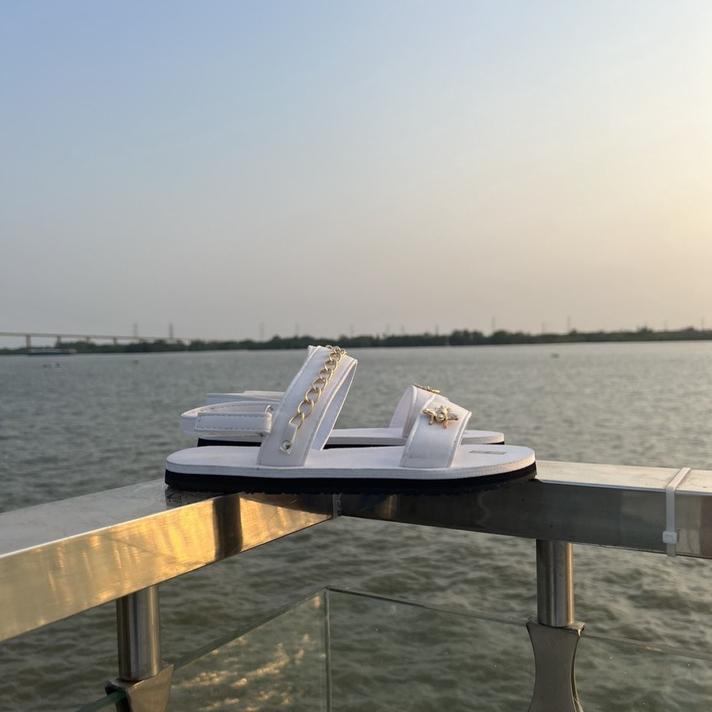 Giày xăng đan nữ màu trắng phối xích