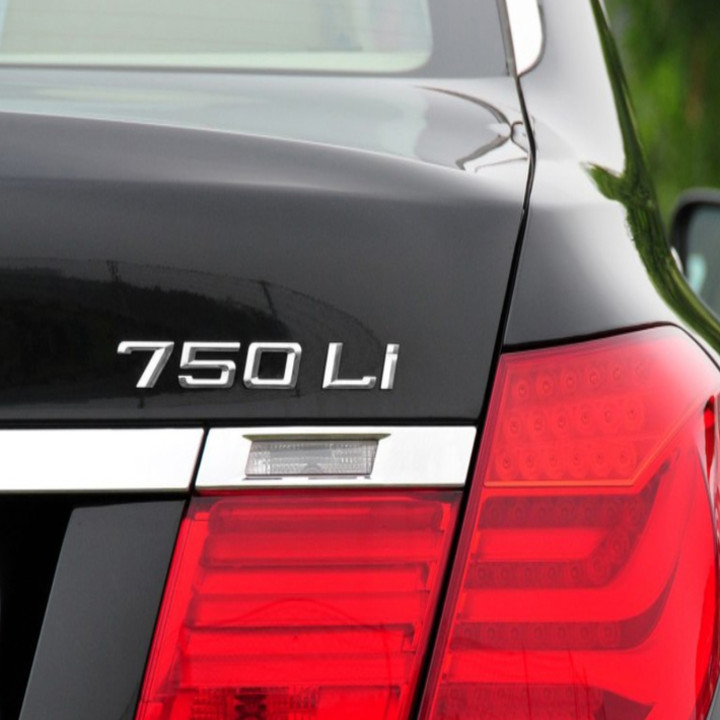 Decal tem chữ inox 750LI dán đuôi xe ô tô