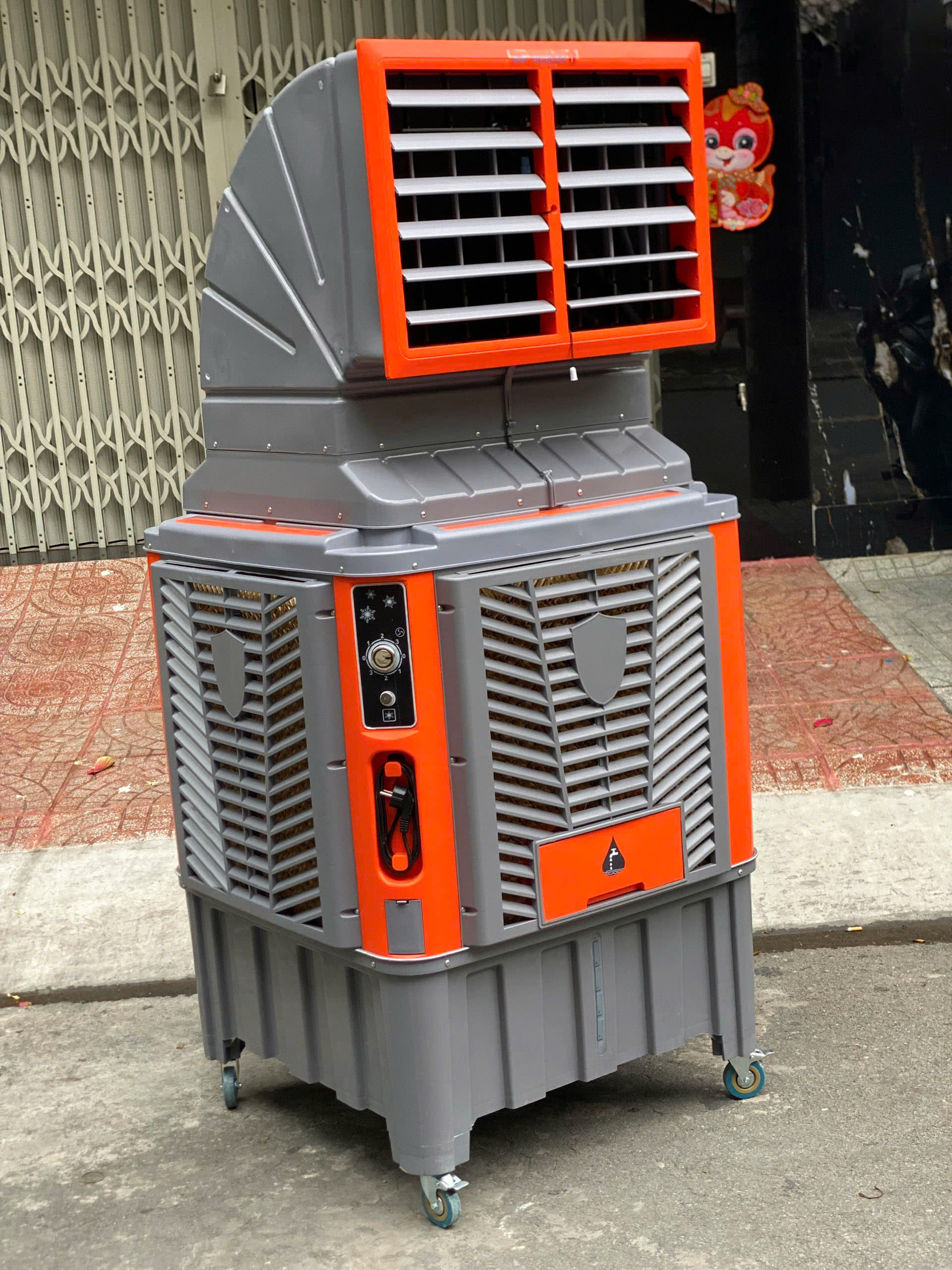 Quạt Điều Hòa Hơi Nước Công Nghiệp  Maki QF260 Dung Tích 130 Lít Công suất 1500W 4 Bánh Xe Di Chuyển Diện Tích Làm Mát Đến 150M2 Dùng Cho Công Nghiệp Diện Tích Lớn Đám Tiệc Sự Kiện Ngoài Trời hàng nhập khẩu