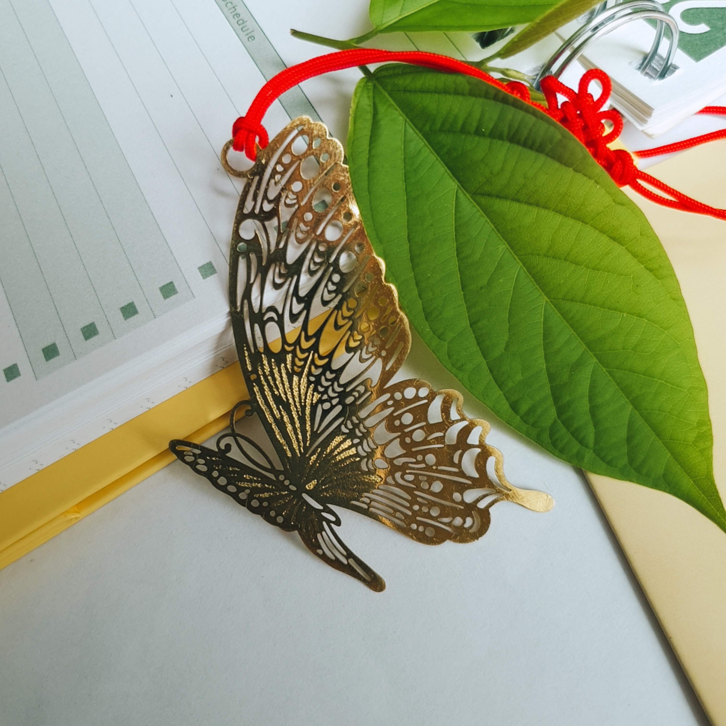 Bookmark kim loại vàng đồng hình con bướm kèm dây treo đồng tâm