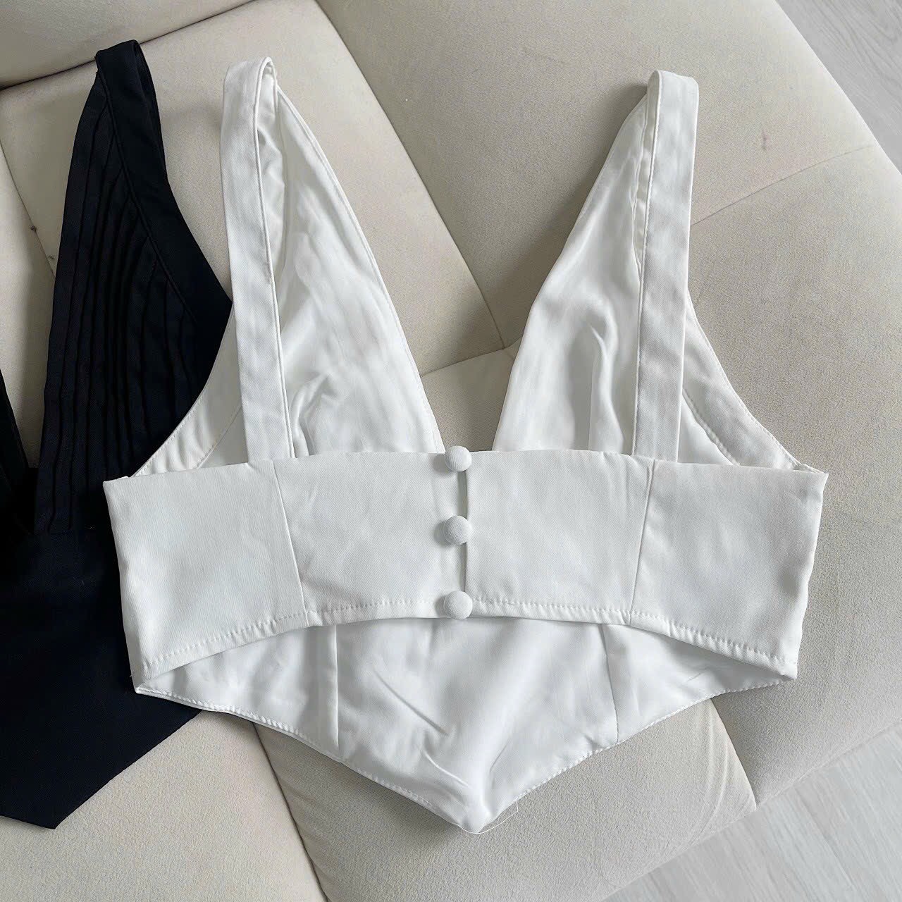 ÁO CROPTOP XẺ NGỰC CHỮ V TRƠN SÁT NÁCH 2 DÂY KHÔNG TAY ĐI BIỂN DẠO PHỐ ĐI CHƠI