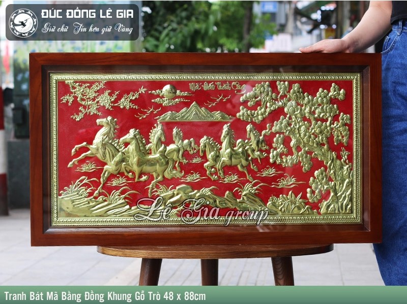 Tranh Bát Mã bằng đồng mạ tam khí khung gỗ trò 48 x 88cm