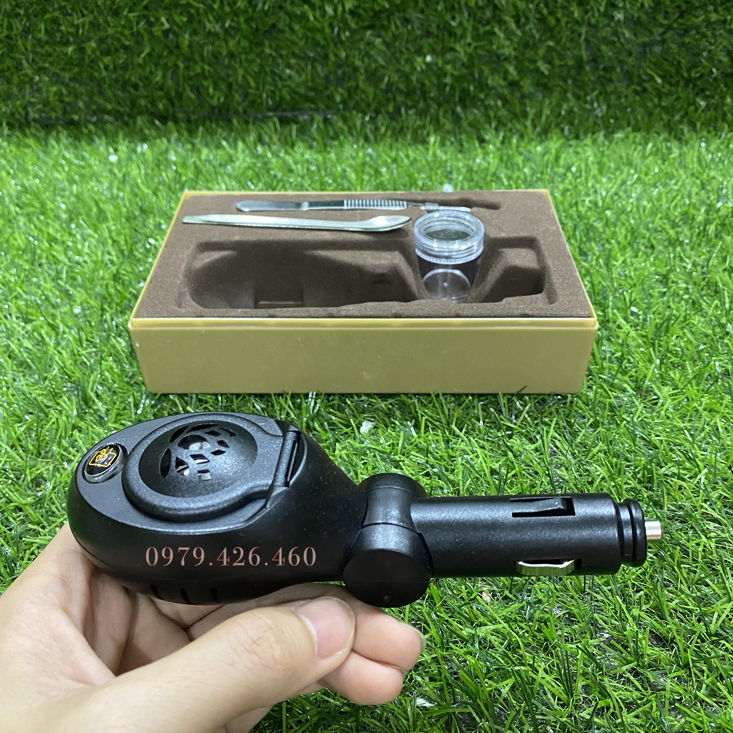 Tẩu xông trầm trên ô tô, có khe USB tiện lợi - Màu đen