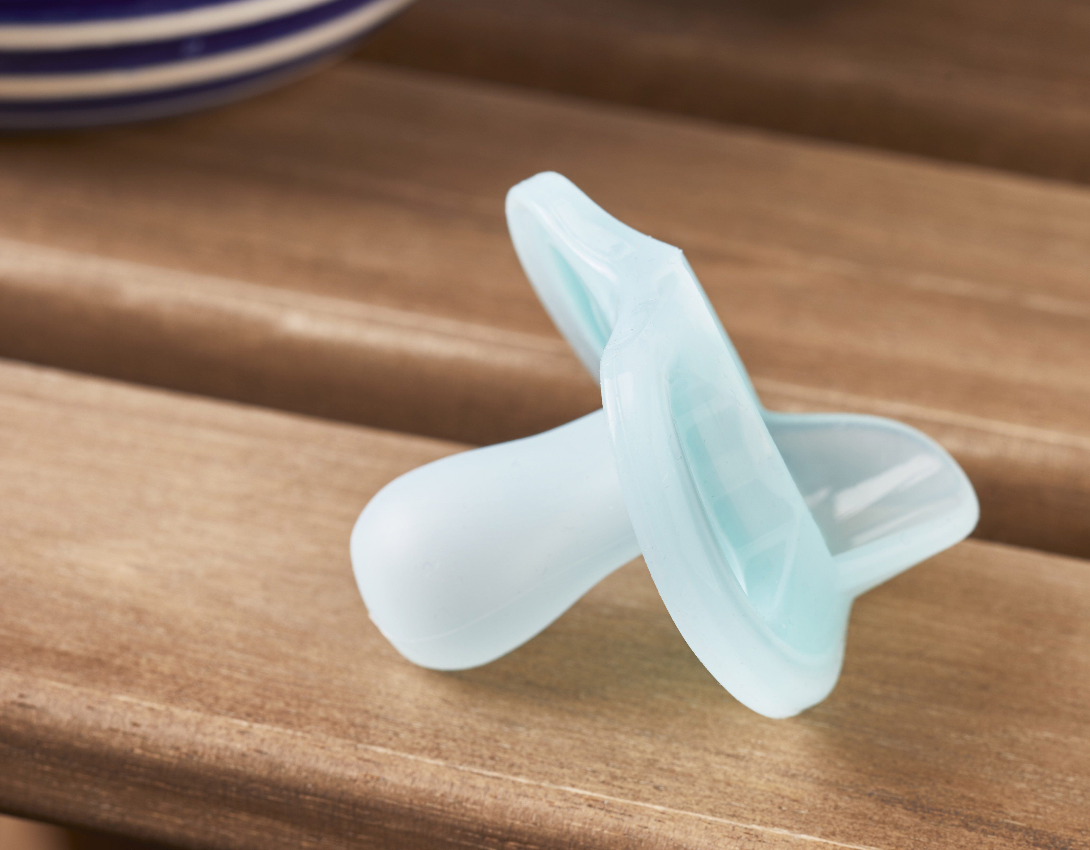 Ty ngậm silicon siêu nhẹ cho bé Tommee Tippee Ultra Light 6-18 tháng - Xanh dương/Trắng