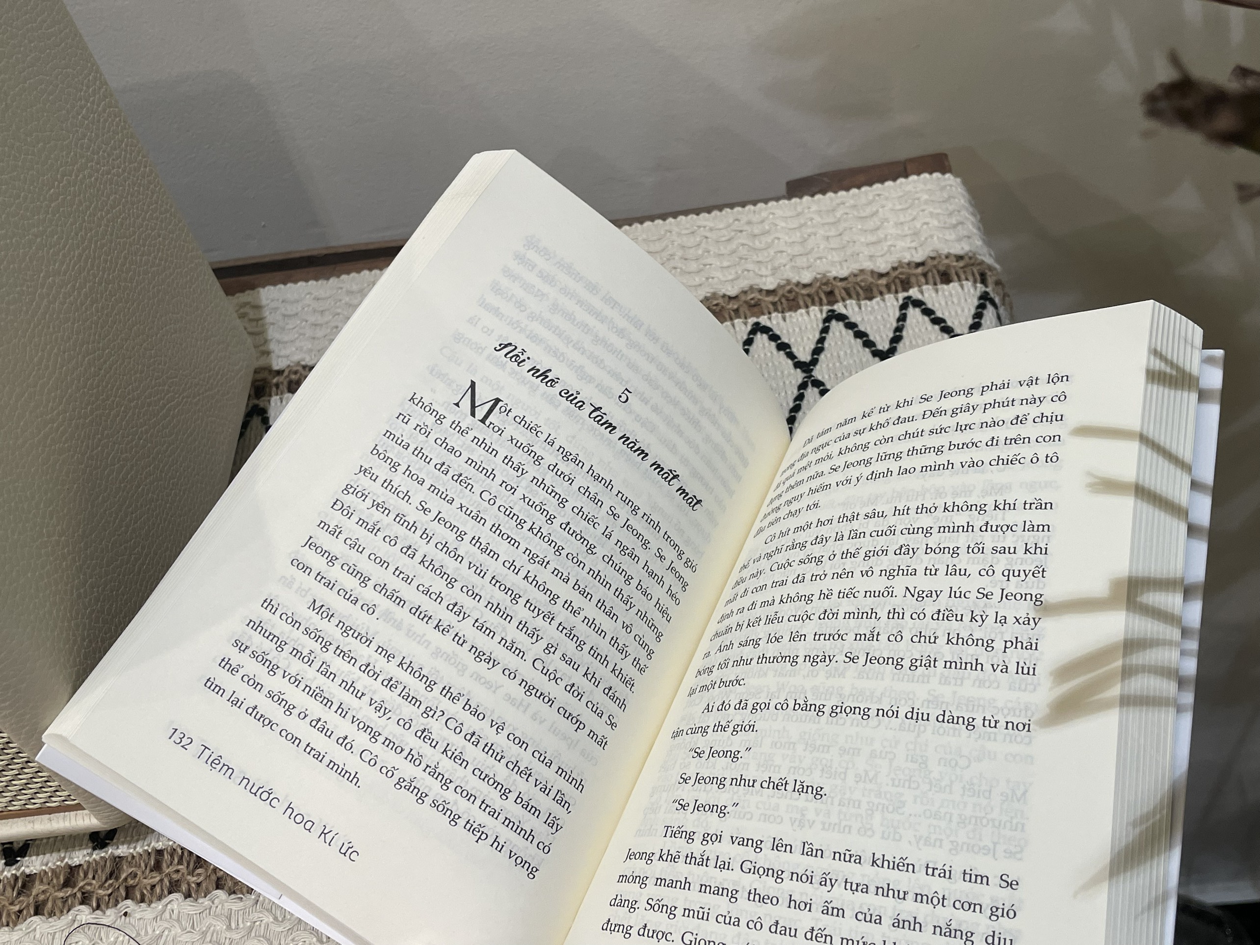 Sách - Tiệm Nước Hoa Ký Ức - Jin Seolla - Nhà xuất bản Phụ nữ Việt Nam &amp; Lightbooks