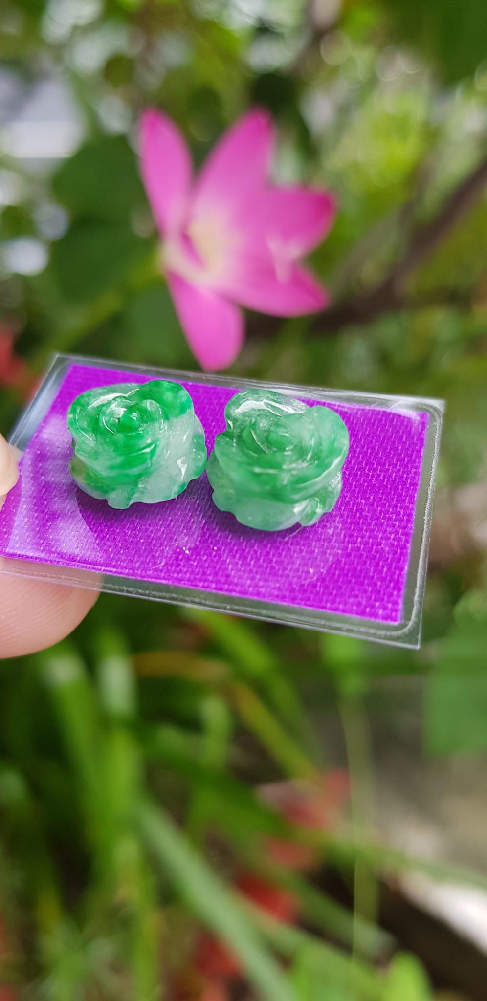 Đôi bông tai nữ mới bông hồng nổi đẹp size đk 10mm x cao 5mm đá cẩm thạch xanh tự nhiên lý tươi xíu trắng nhẹ rất xinh các Chị em về bọc vàng lên đeo đẹp sang tai lắm nhé