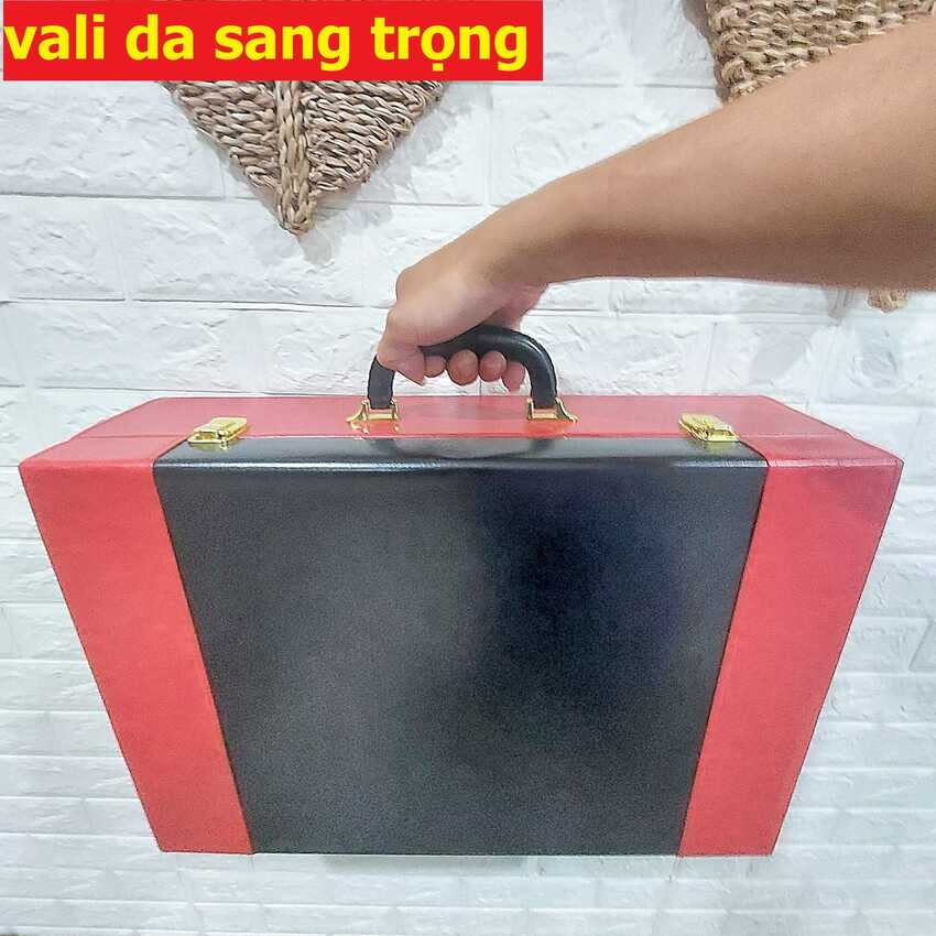 Bộ vali Bình Thủy Tinh Đựng Rượu cá kim long 1,500ML cao cấp – kèm vali da và đế gỗ - Chai Đựng Rượu Thủy Tinh làm quà tân gia, sinh nhật ý nghĩa
