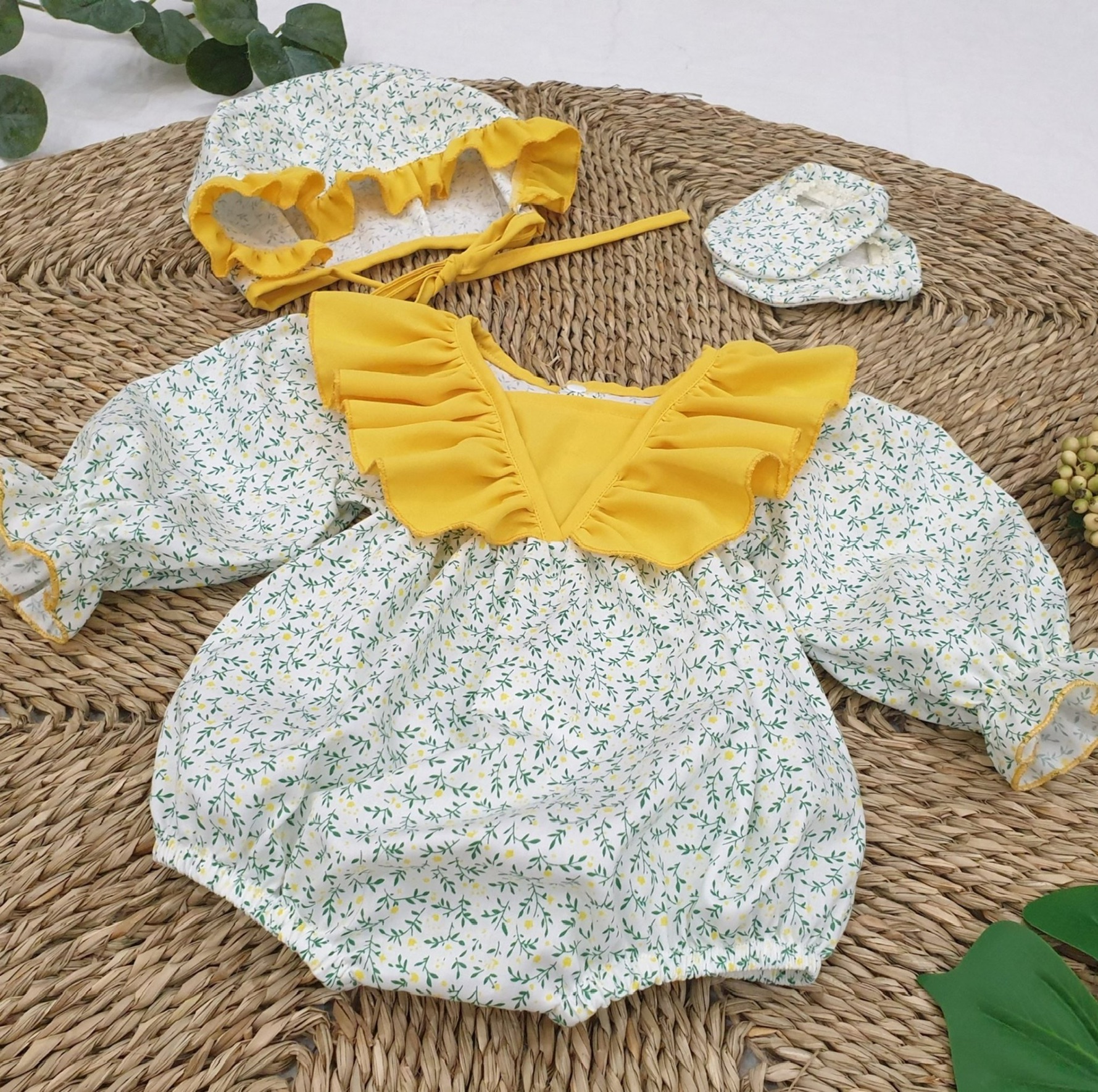 Body hoa xanh 3 chi tiết cho bé gái 4 đến 12kg, Bodysuit chất thô Quảng Châu
