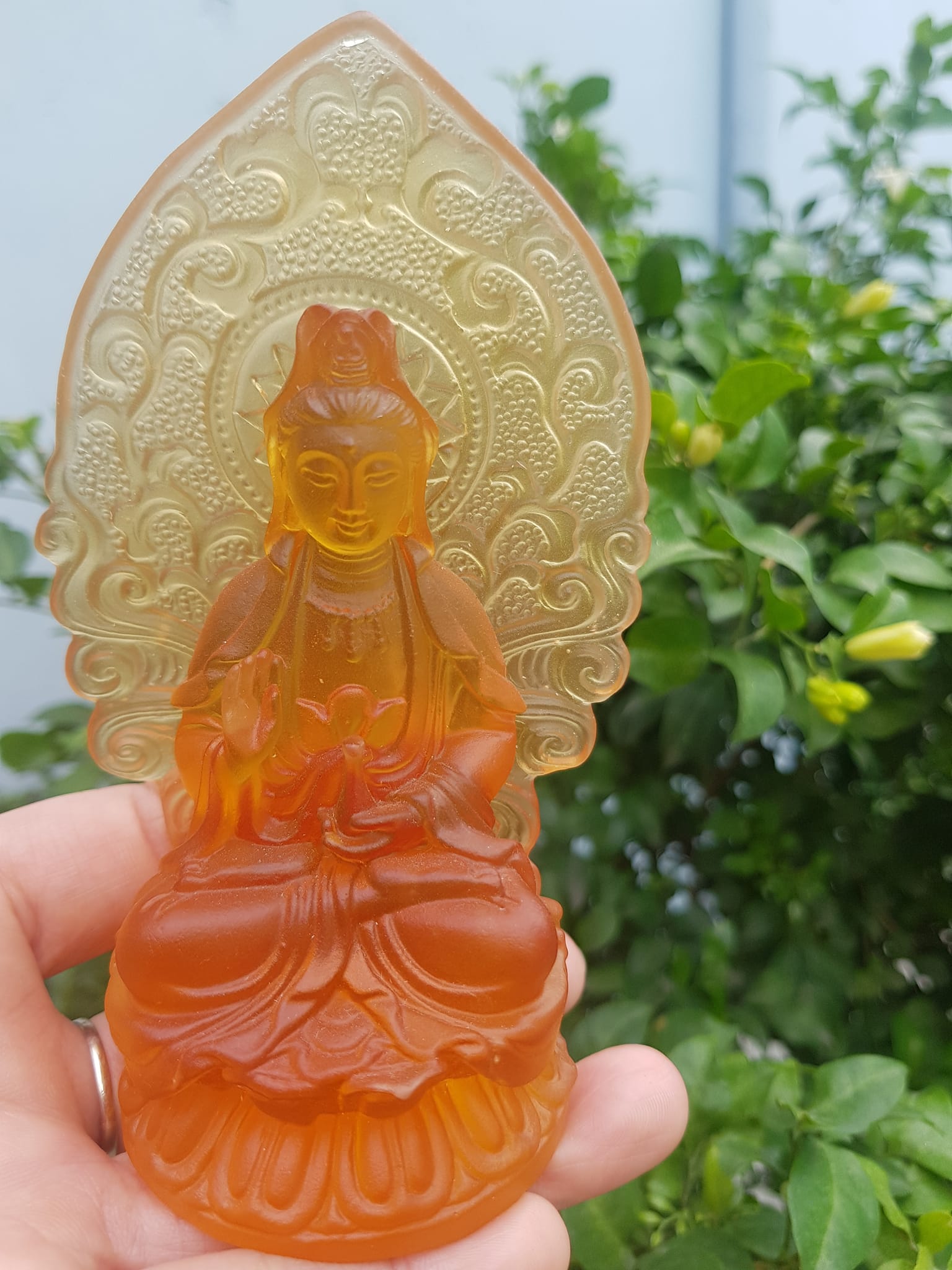 TƯỢNG PHẬT BÀ QUAN ÂM MỚI ĐÁ LƯU LY VÀNG ĐẬM ĐỂ TRONG XE HƠI hoặc BÀN cao 12cm x đk 7cm x đế 5cm Mệnh KIM mệnh THỔ mệnh THUỶ ạ