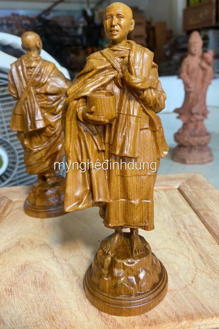 Tượng thầy thích minh tuệ bằng gỗ bách xanh thơm nức kt cao 20×8×7cm