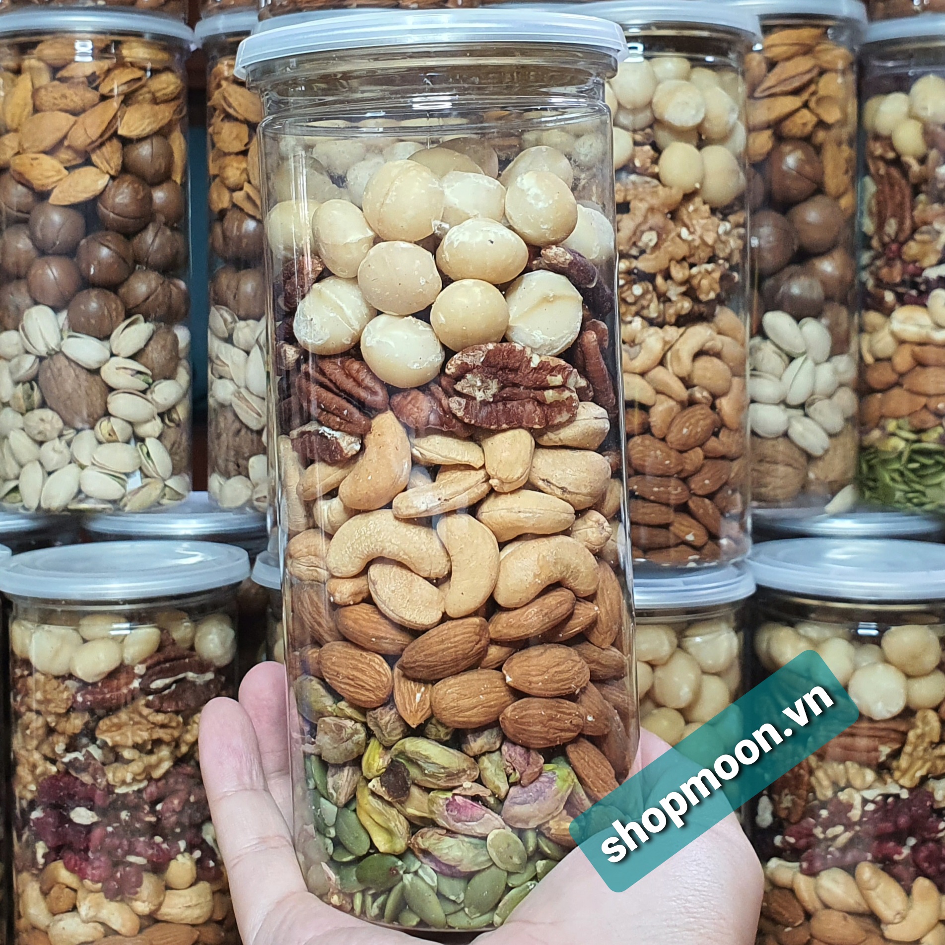 Mixed Nuts 6 loại hạt dinh dưỡng macca, hạt điều, hồ đào, hạnh nhân, hạt dẻ cười và bí xanh đã tách vỏ (hũ 500gr)
