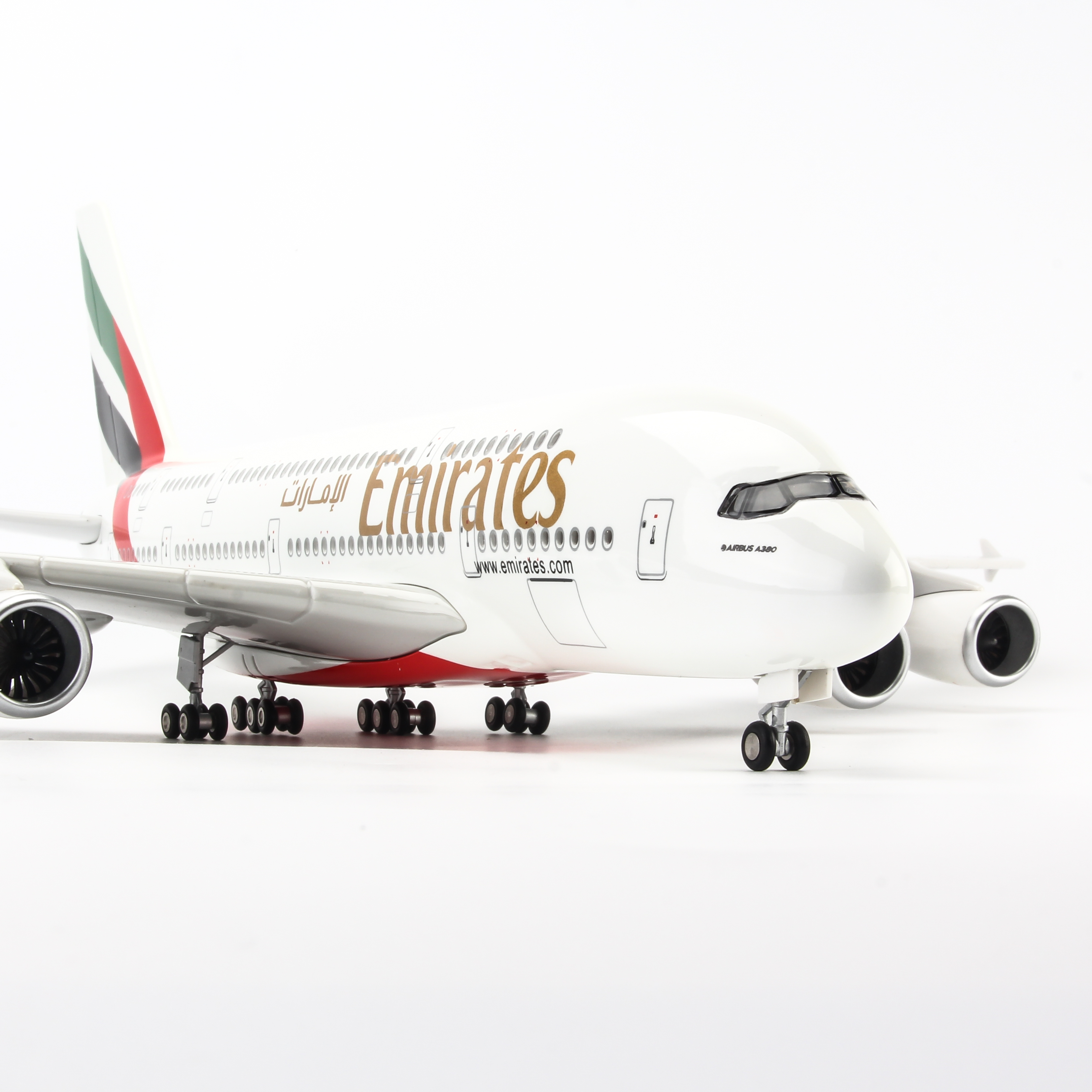 Mô hình máy bay Emirates Airbus A380 lắp ráp có đèn 47cm MBMH46