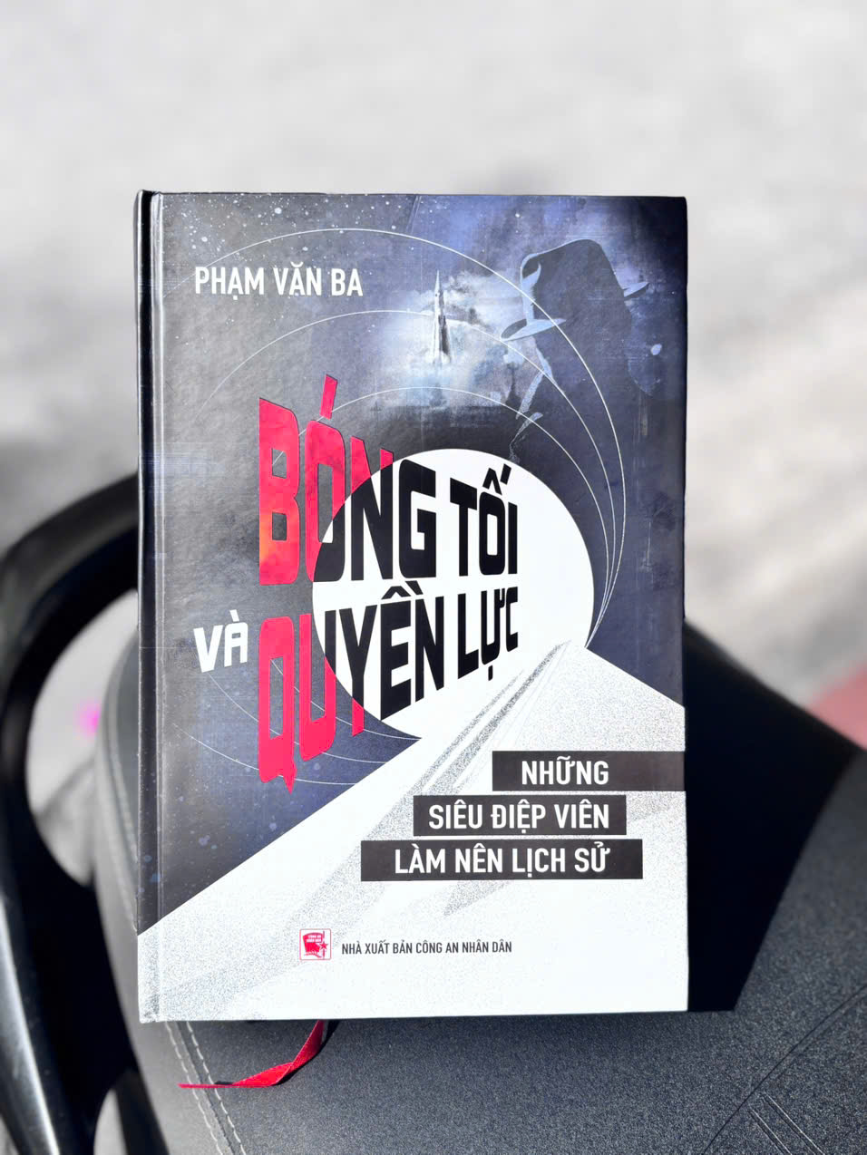 (Bìa cứng) BÓNG TỐI VÀ QUYỀN LỰC – Những siêu điệp viên làm nên lịch sử – Phạm Văn Ba – NXB Công an nhân dân