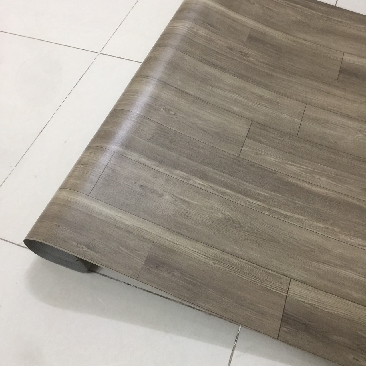 thảm nhựa simili trải sàn vân gỗ xám - bề mặt nhám hiện rõ vân gỗ - 1 mét vuông