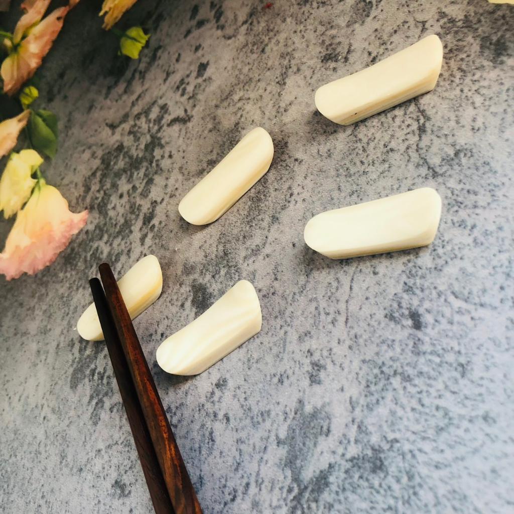 GÁC/KÊ Đũa Trai Trắng Hình Gối, Phong Cách Nhật Bản, Phụ Kiện Nhà Bếp, Chụp Ảnh Decor Xinh Xắn