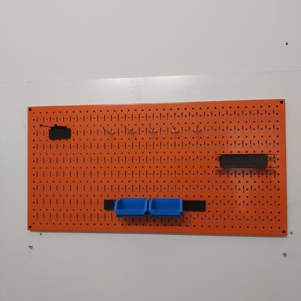 Tấm vách lưới pegboard màu cam treo tường đa năng