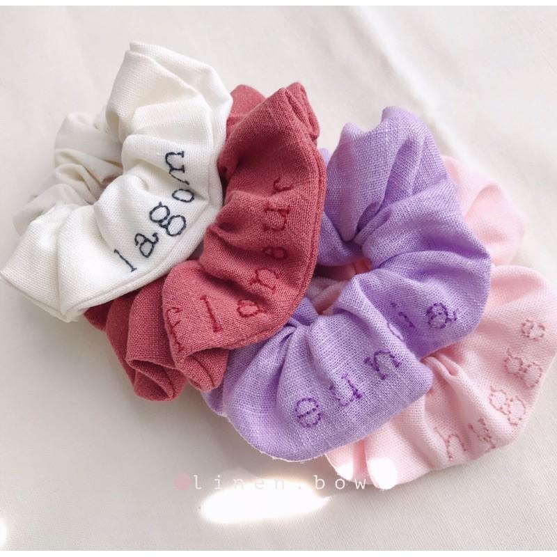 Scrunchies thêu chữ tối giản