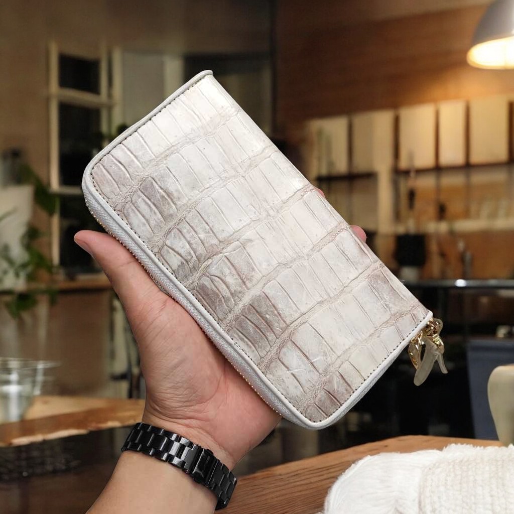 Cầm tay nam nữ thiết kế 1 Khóa nhỏ gọn Tiện dụng. Da bụng cá sấu Trắng bạch tạng!