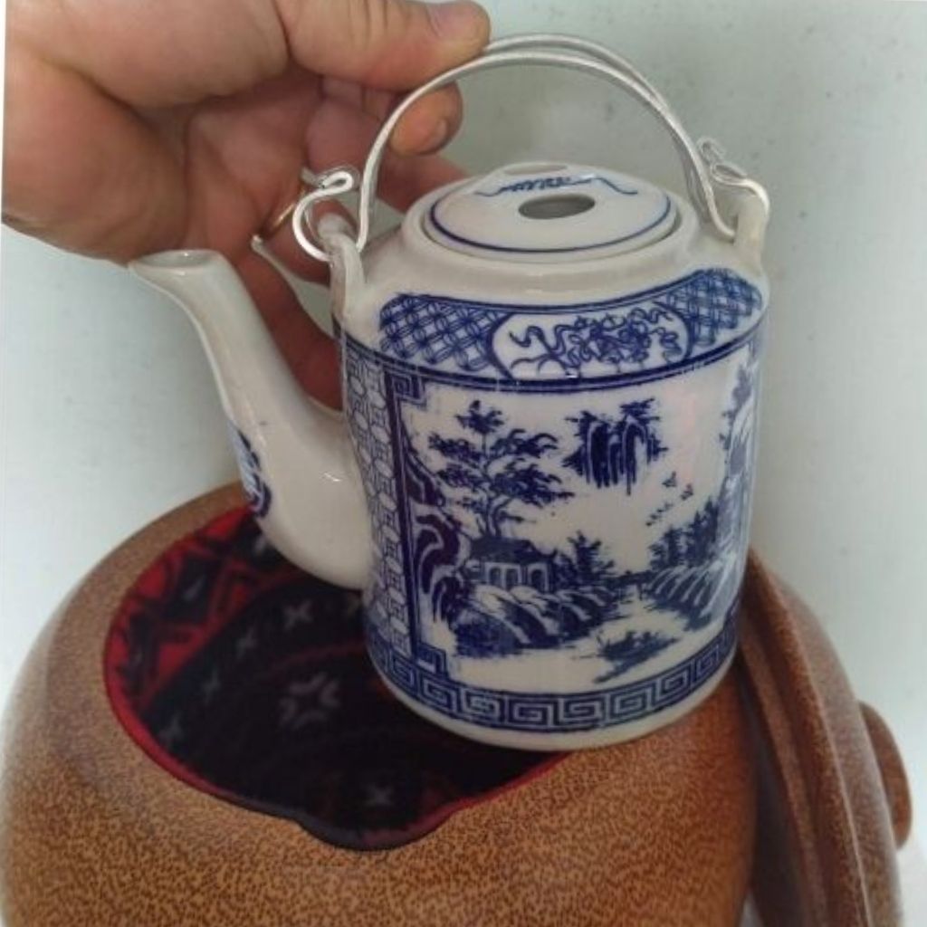 Bộ Bình Trà Gỗ Dừa Khắc Hoa Văn Lồng Chữ Tài Lộc Và Bình Trà 700 - 950ml - Sản Phẩm Được Sản Xuất Tại Bến Tre