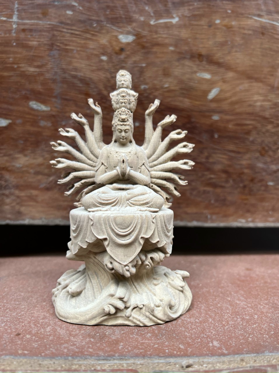 Tượng phật thiên thủ thiên nhãn bằng gỗ huyết long mọng dầu kt cao 13×8×5cm