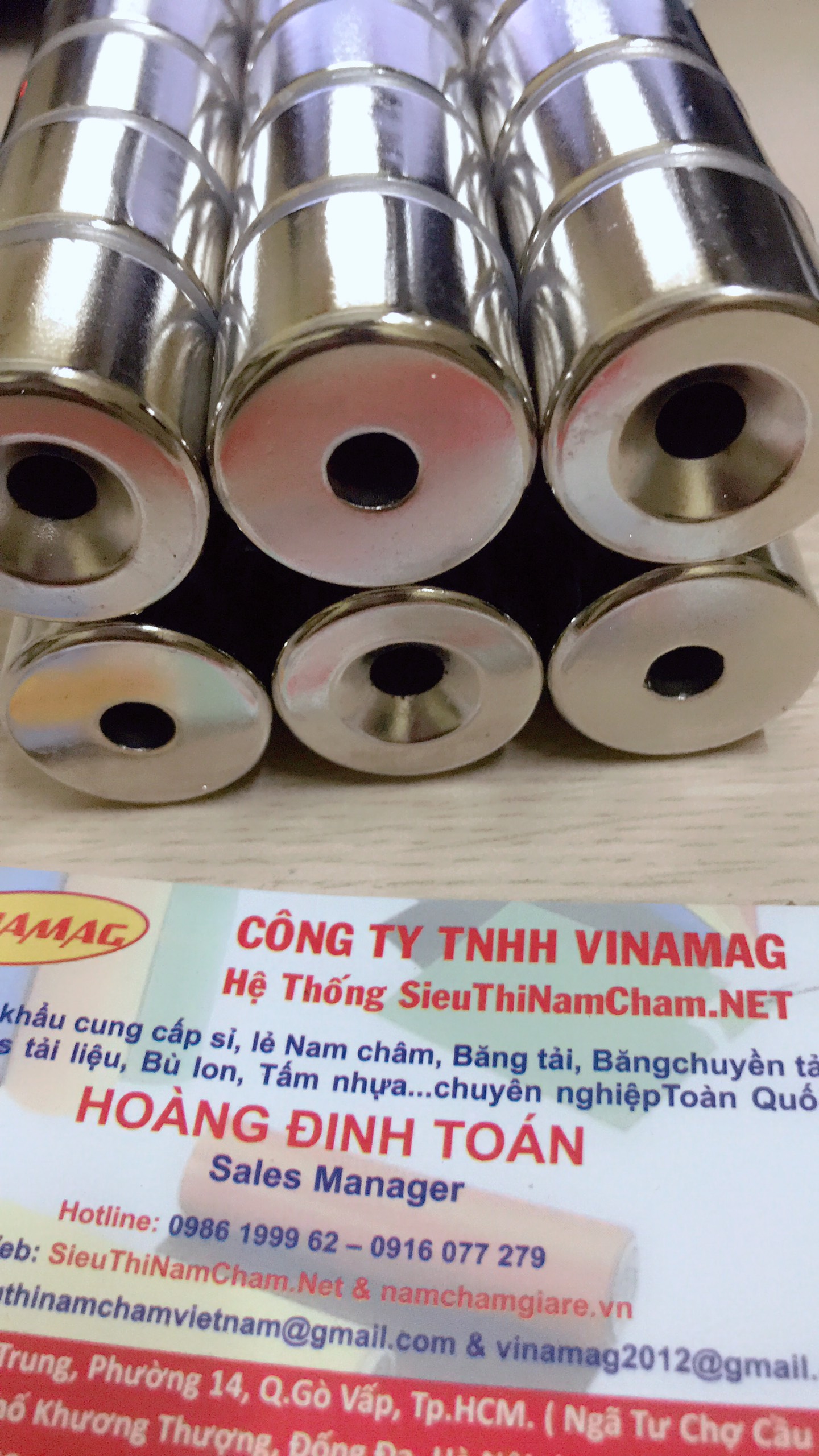 Nam châm 25x20mm lỗ vát viên hình tròn đất hiêm siêu mạnh