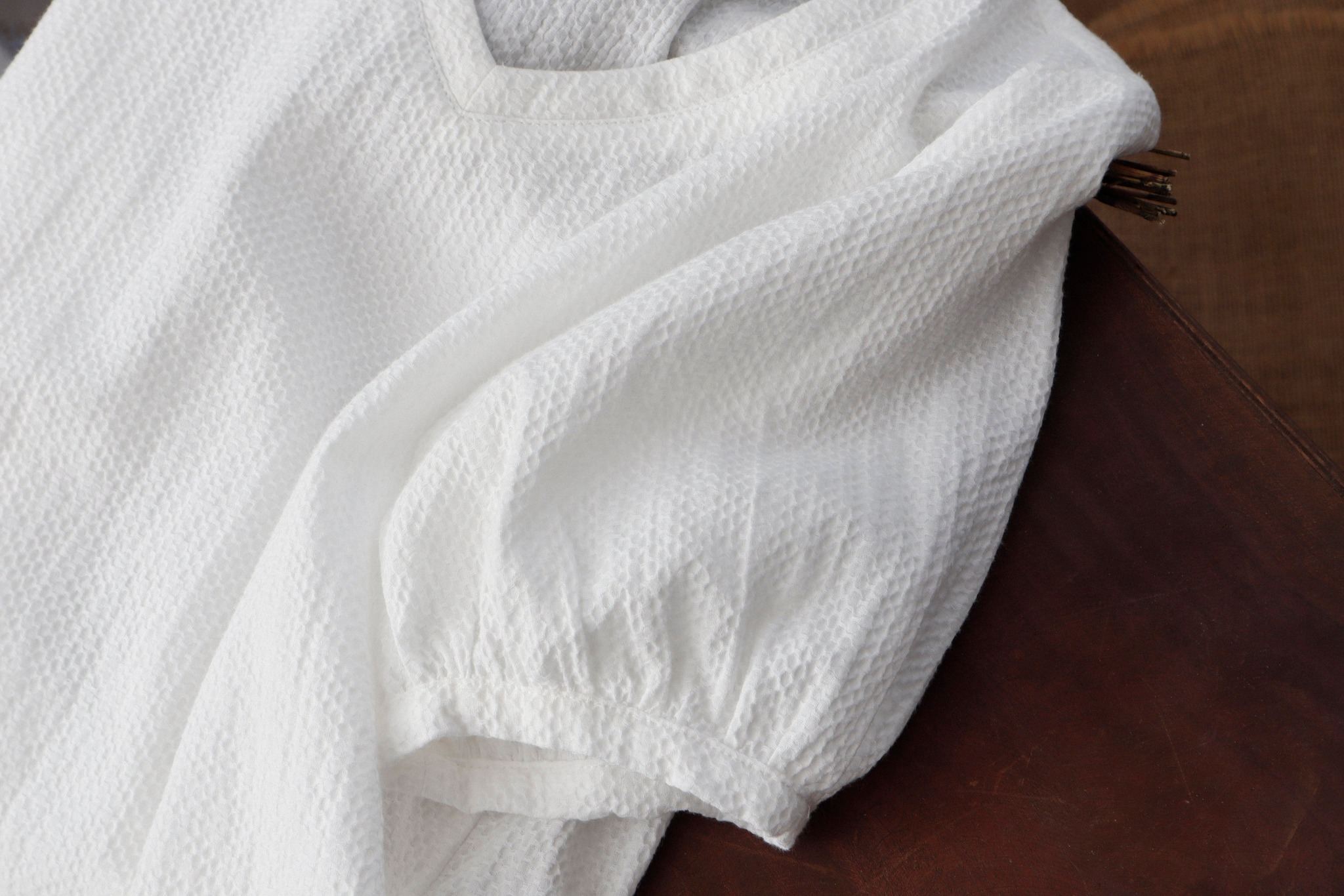 Áo xốp cotton KACHISA cổ tim xẻ tà màu trắng