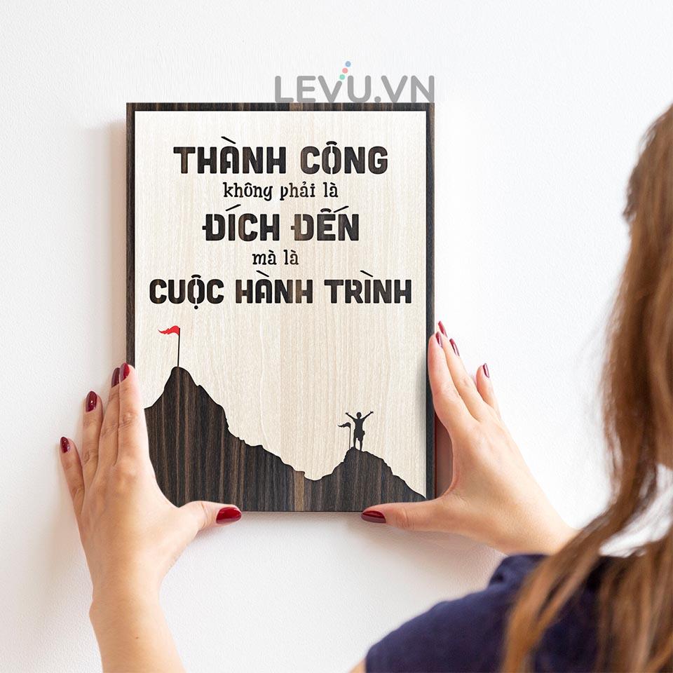 Tranh văn phòng gỗ LEVU LV068 &quot;Thành công không phải là đích đến mà là cuộc hành trình