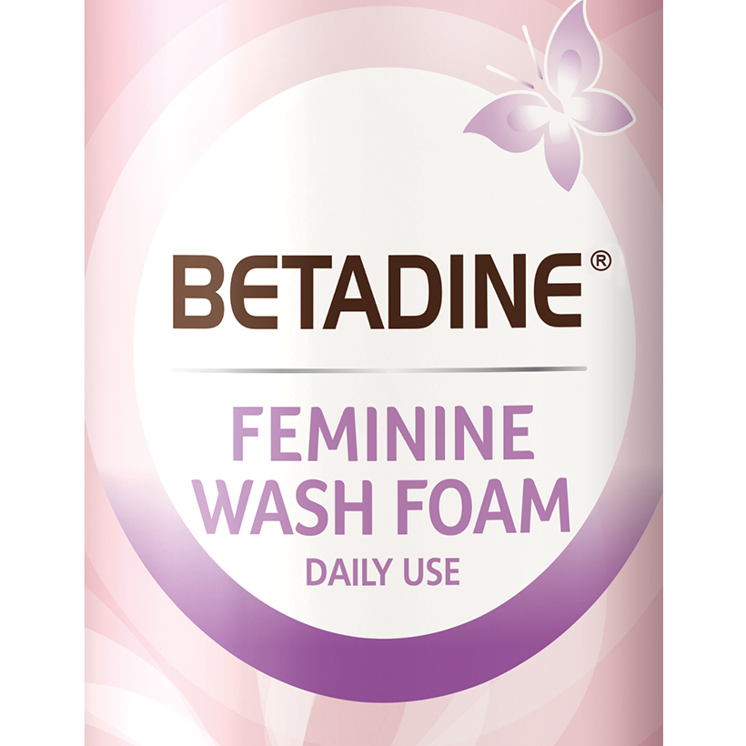 Bộ 2 bọt vệ sinh phụ nữ Betadine 100ml (Hồng và Xanh)