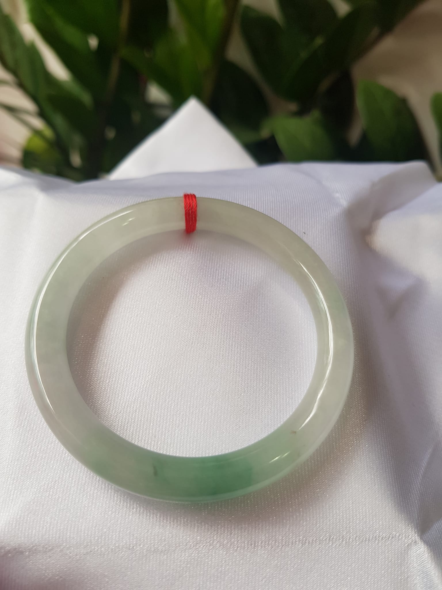 Vòng cẩm thạch Ngọc Đẹp Lý A SỊN 50mm x 7mm Chất liệu đá tự nhiên màu xanh ngọc bóng điểm xanh lý vân đậm tự nhiên bóng đẹp Nữ 50kg - 56kg ạ
