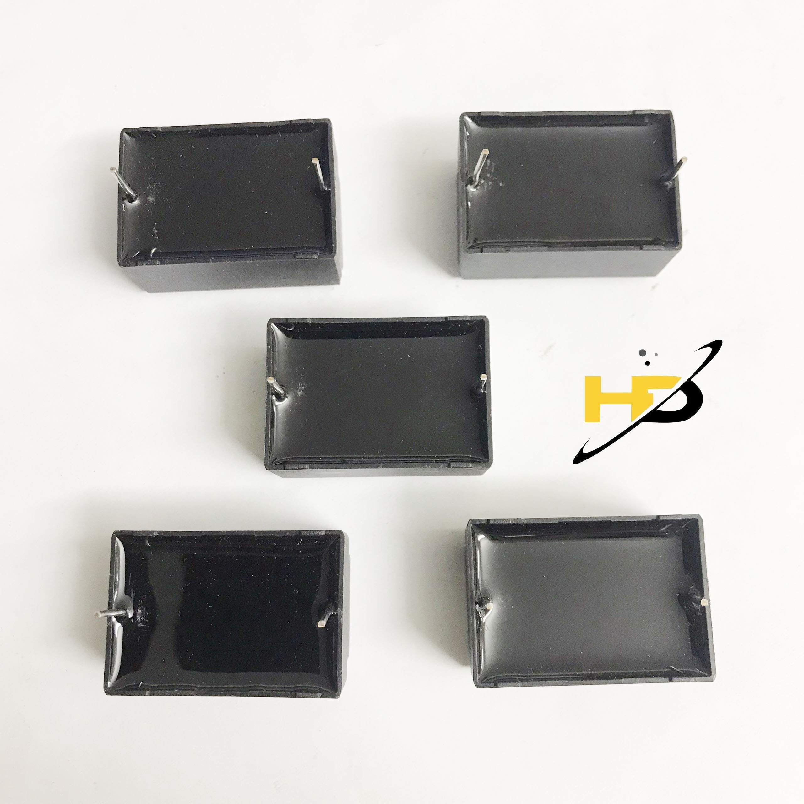 Tụ Bếp Từ 5uF 275VAC 2 Chân Cắm Dáng Nằm Màu Đen