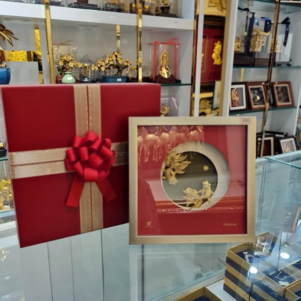 Tranh cá vàng chơi trăng dát vàng