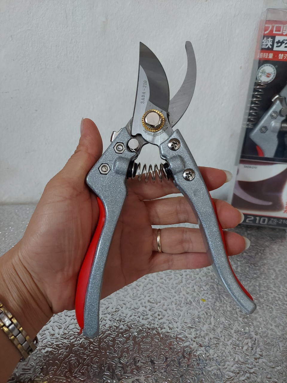 KÉO CẮT CÂY TỈA CÀNH BẰNG THÉP CAO CẤP NHẬT BẢN TẶNG KÈM LÒ SO THAY THẾ SADA 210