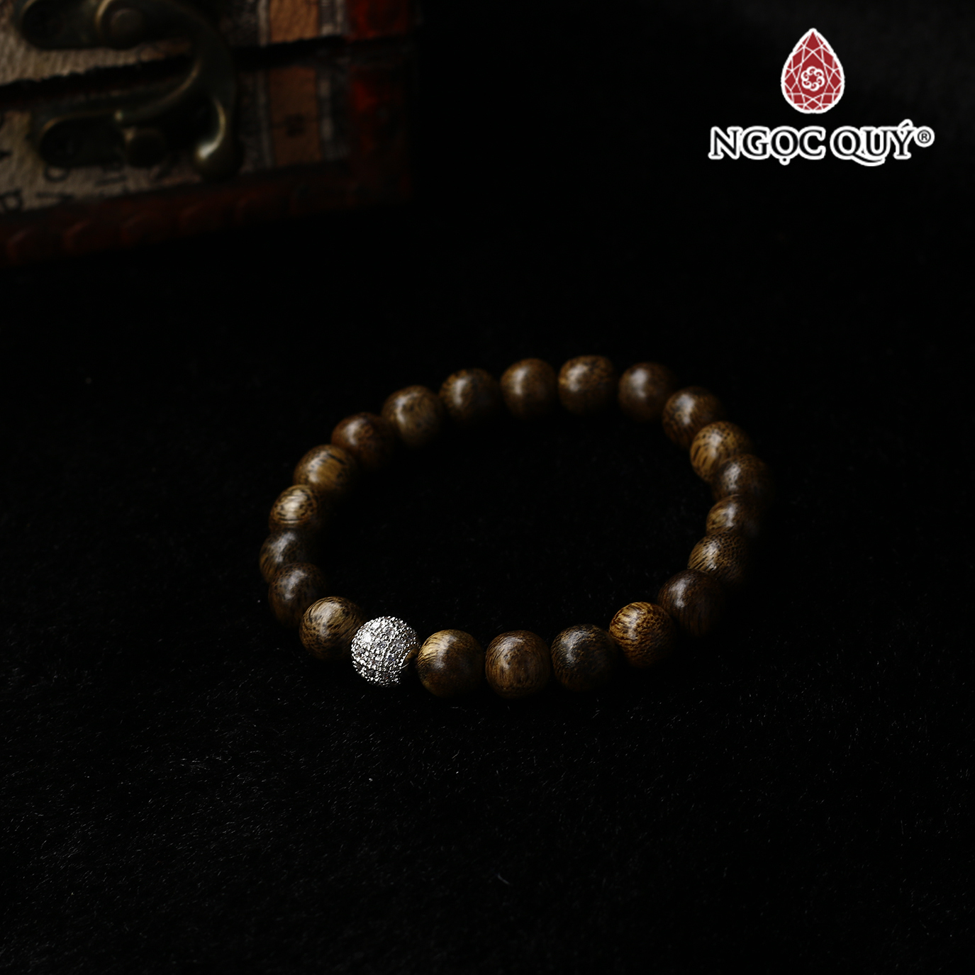 Vòng trầm tốc tròn 8mm phối charm tròn hợp kim đính đá - Ngọc Quý Gemstones