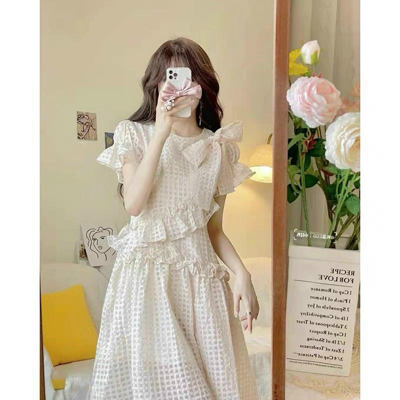 Đầm nude kẻ ô vuông nơ lệch vai phối bèo tầng dáng xòe tiểu thư dịu dàng