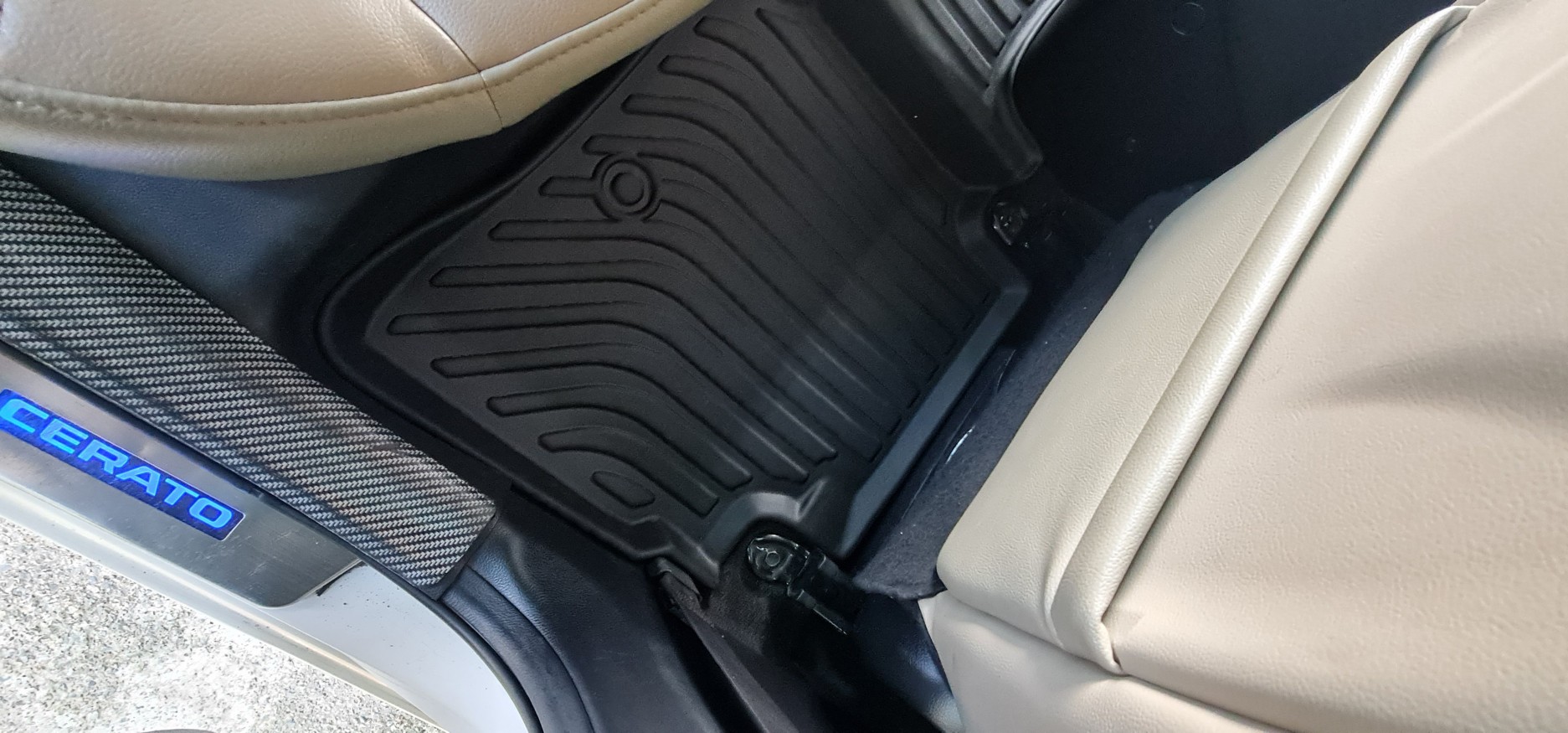 Thảm lót sàn xe ô tô KIA K3 CERATO chất liệu TPE thương hiệu Macsim màu đen