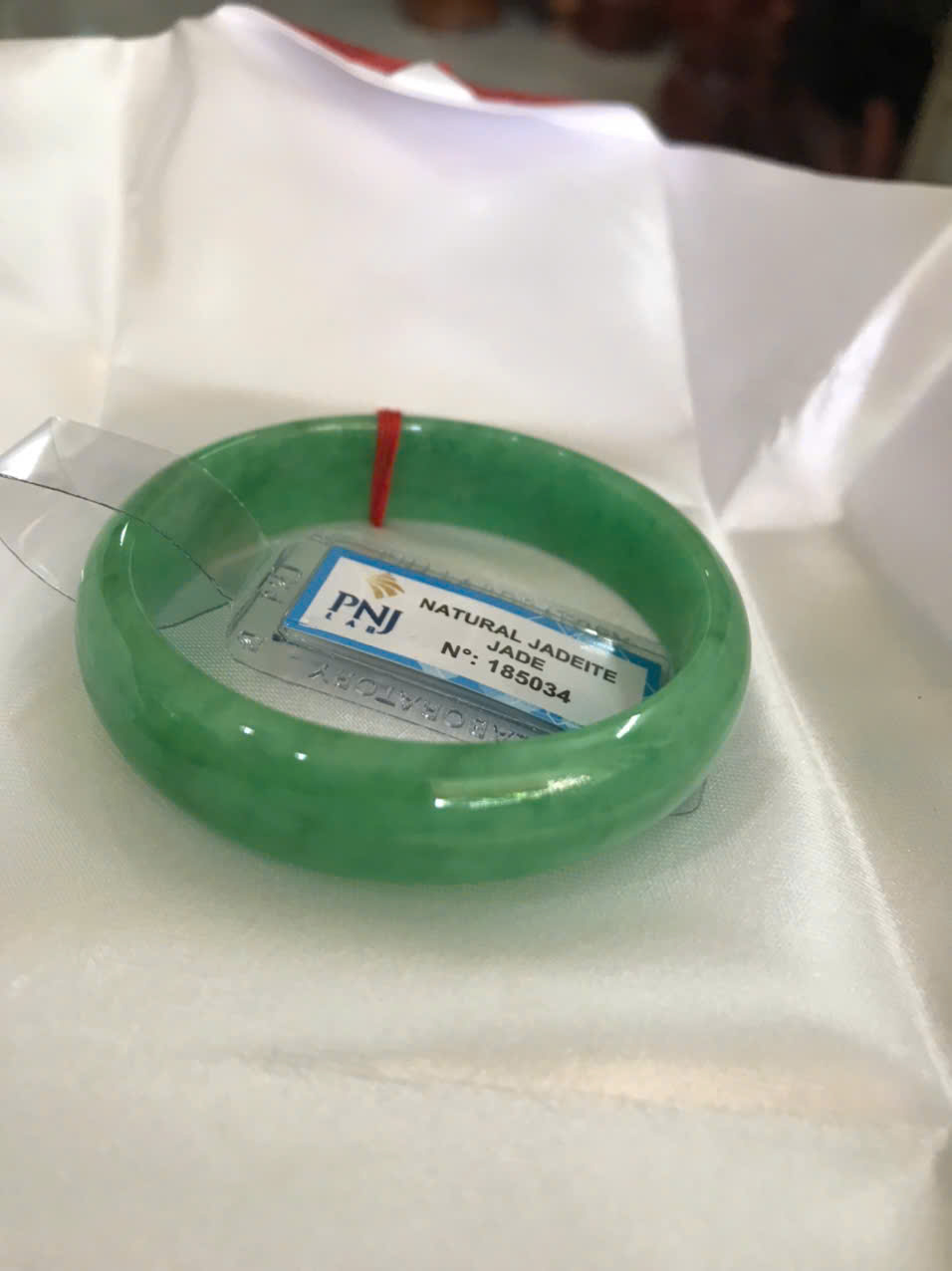 Vòng Tay Nữ Đá Ngọc Cẩm Thạch Tự Nhiên Bản Hẹ Sịn Đậu Lý Sao Ni 48mm Cao 12mm Dầy 6mm đã kiểm định kèm giấy chứng nhận P No 185034 Màu Xanh ngọc lý tươi bóng đều đẹp nữ tay nhỏ 35kg - 48kg ạ