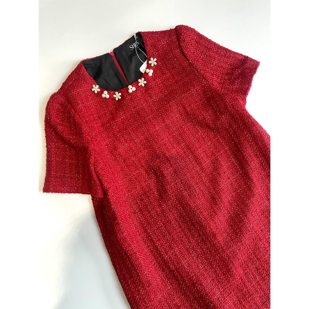 SHEAZ Đầm Dạ Tweed Đỏ Suông Dáng A Cổ Kết Trai Hoa Đá