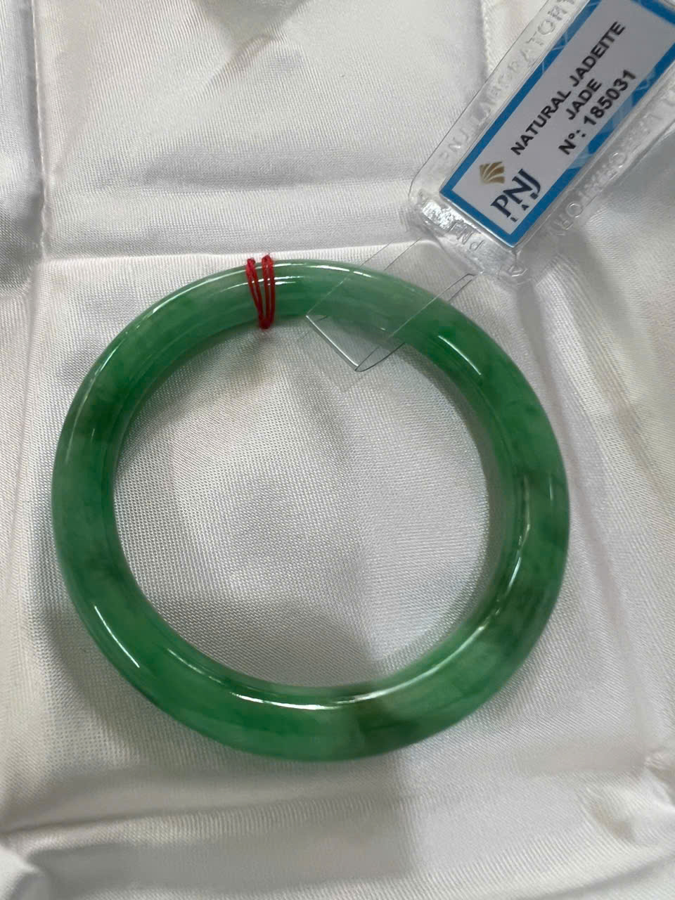 Vòng Cẩm Thạch Tự Nhiên Mới Sịn Đậu Lý Ni 50mm x chột 7,2mmm Vòng Kiểm Định P No 185031 Màu Xanh lý đều điểm vân trắng xanh đậm nhẹ bóng đều đẹp nữ 50kg - 54kg đeo sang tay món quà tặng chính mình tặng mẹ vợ ý nghĩa ạ