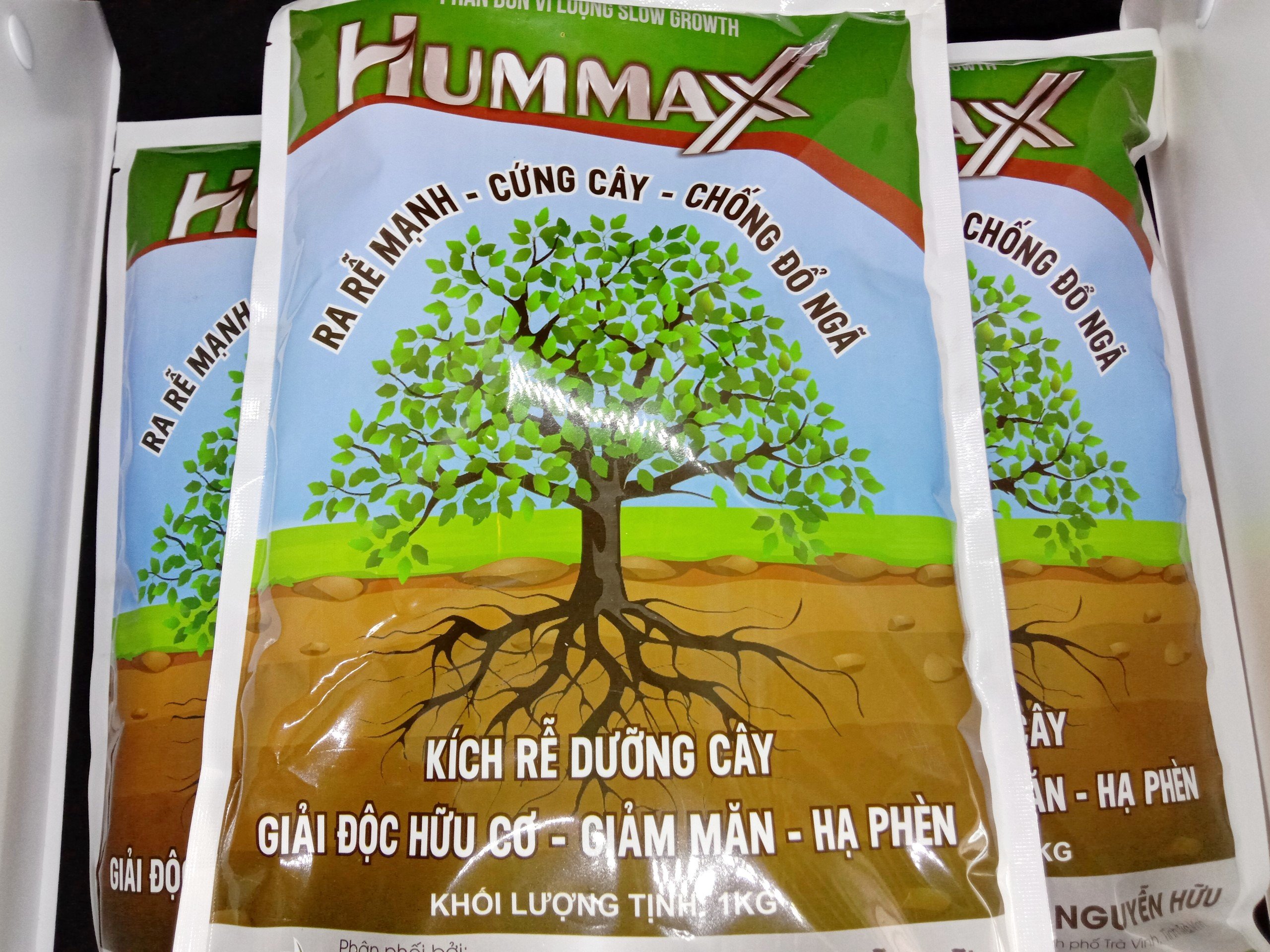 HUMMAX - Ra rễ mạnh, cứng cây - Giúp cây ra đọt non mạnh, đẻ nhánh cực khỏe, lá xanh mướt, bóng dày.