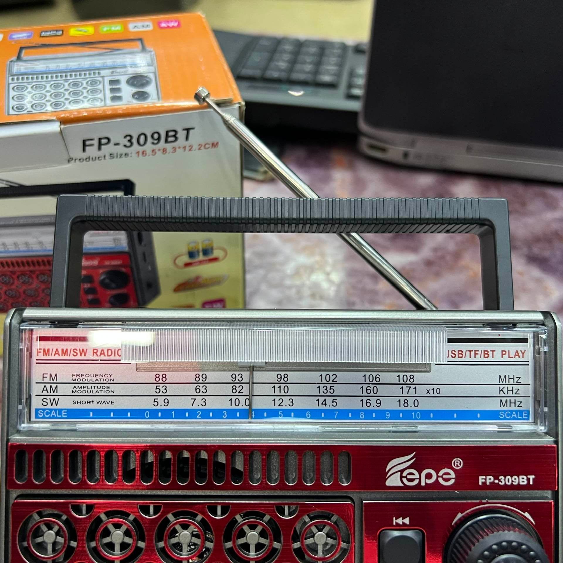 Đài Radio FEPE FP-309BT: Đài sạc pin. Thu sóng 3 kênh FM,AM,SW. Có cổng cắm Tai nghe/Aux, USB, Thẻ nhớ