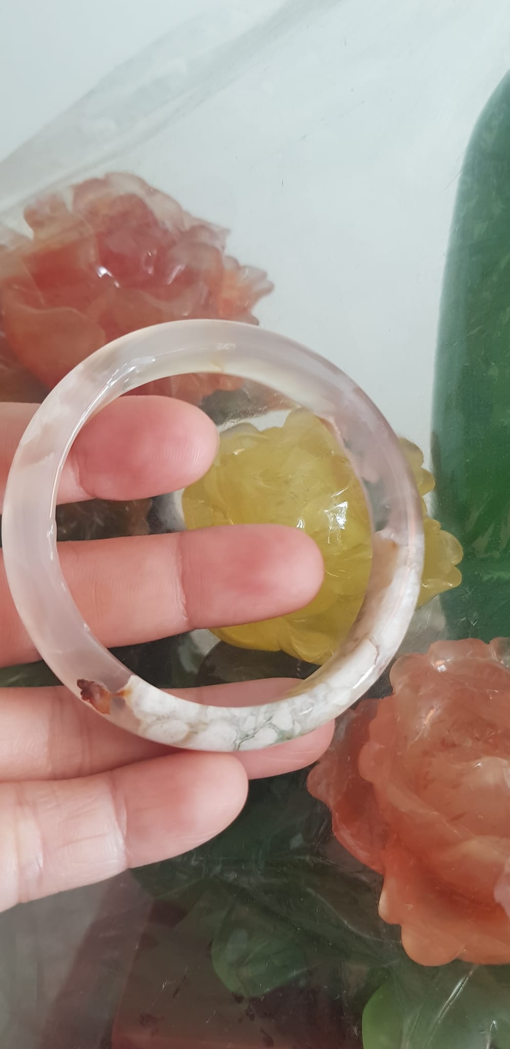 Vòng đeo tay Nữ Bản Hẹ Đá Mã Não Trắng Hoa trong bóng đẹp Size vòng 52mm x Cao 11mm x dầy 6,2mm bóng đẹp màu trắng trong bóng hoa rất xinh Nữ mệnh Kim mệnh Thuỷ 50kg - 52kg đeo ạ