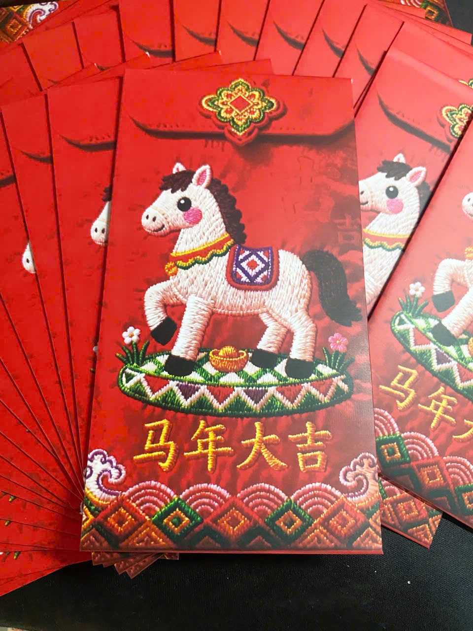 Set Lì Xì Ngựa Thổ Cẩm Giả Thêu In Bìa Đẹp, Bao lì xì Tết Bính Ngọ 2026, Loại Dày Sắc Nét