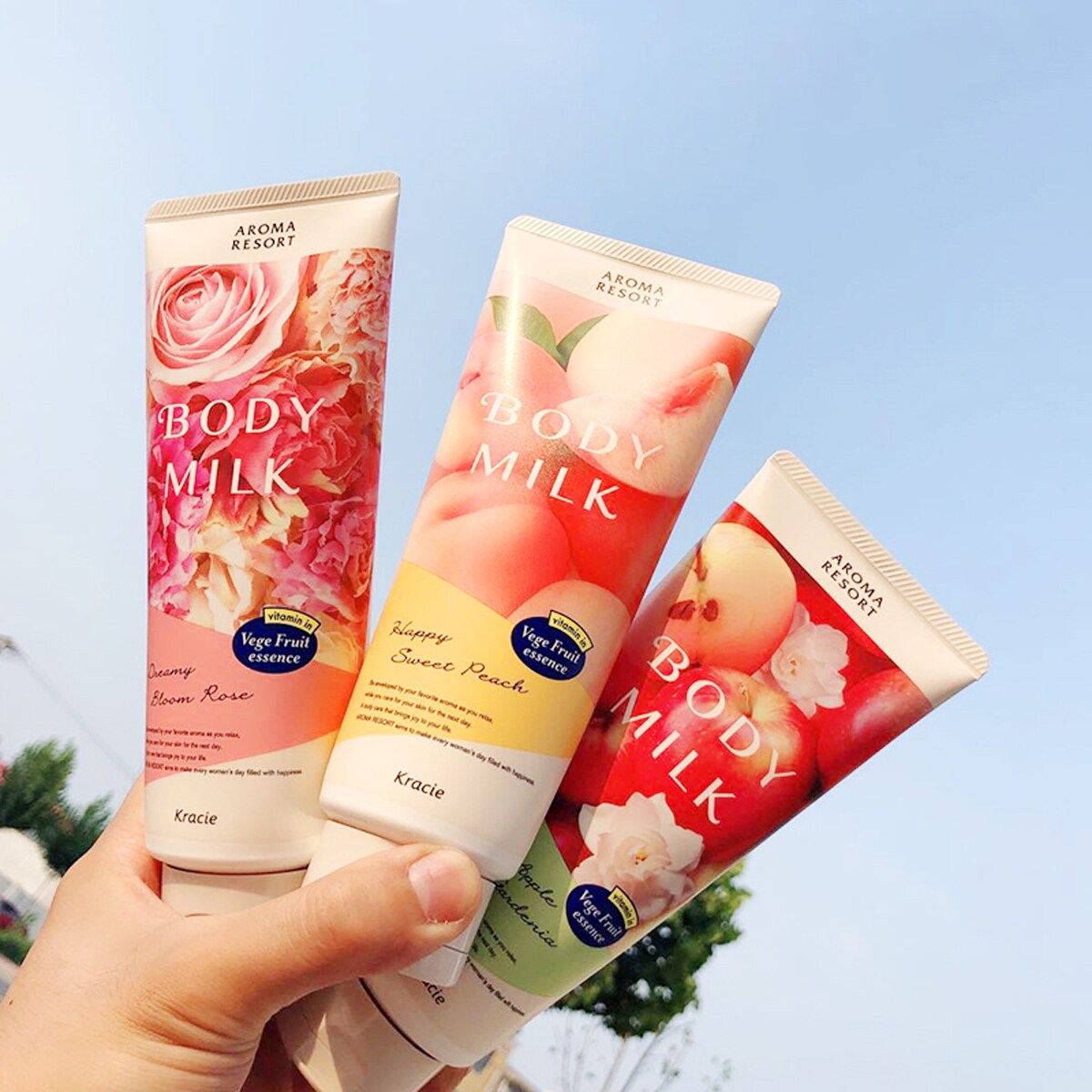 Kem Dưỡng Thể Kracie Aroma Resort Body Milk Happy Sweet Peach Dưỡng Ẩm Da Hương Quả Đào 200g (Bị Trầy Vỏ)