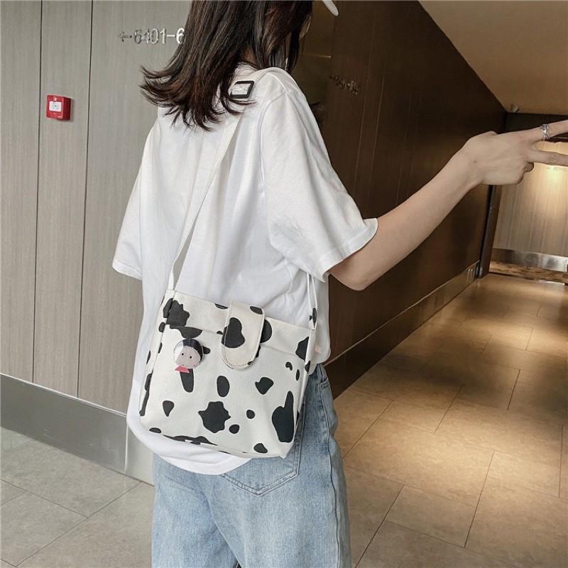 Túi đeo chéo bò sữa ulzzang tặng kèm 2 huy hiệu xinh xắn