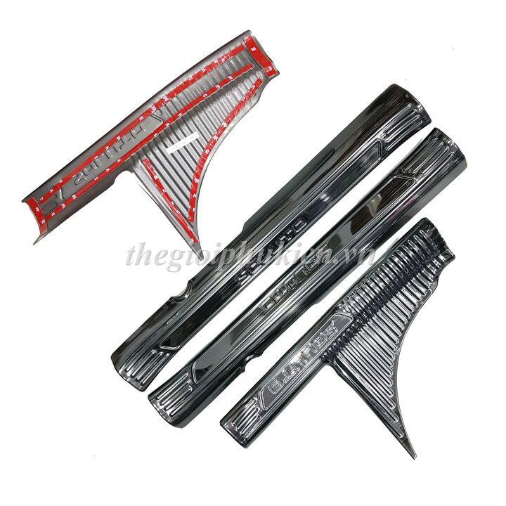 BỘ SẢN PHẨM Nẹp bước chân và ốp chống trầy cốp Kia Soluto - Mẫu Titan