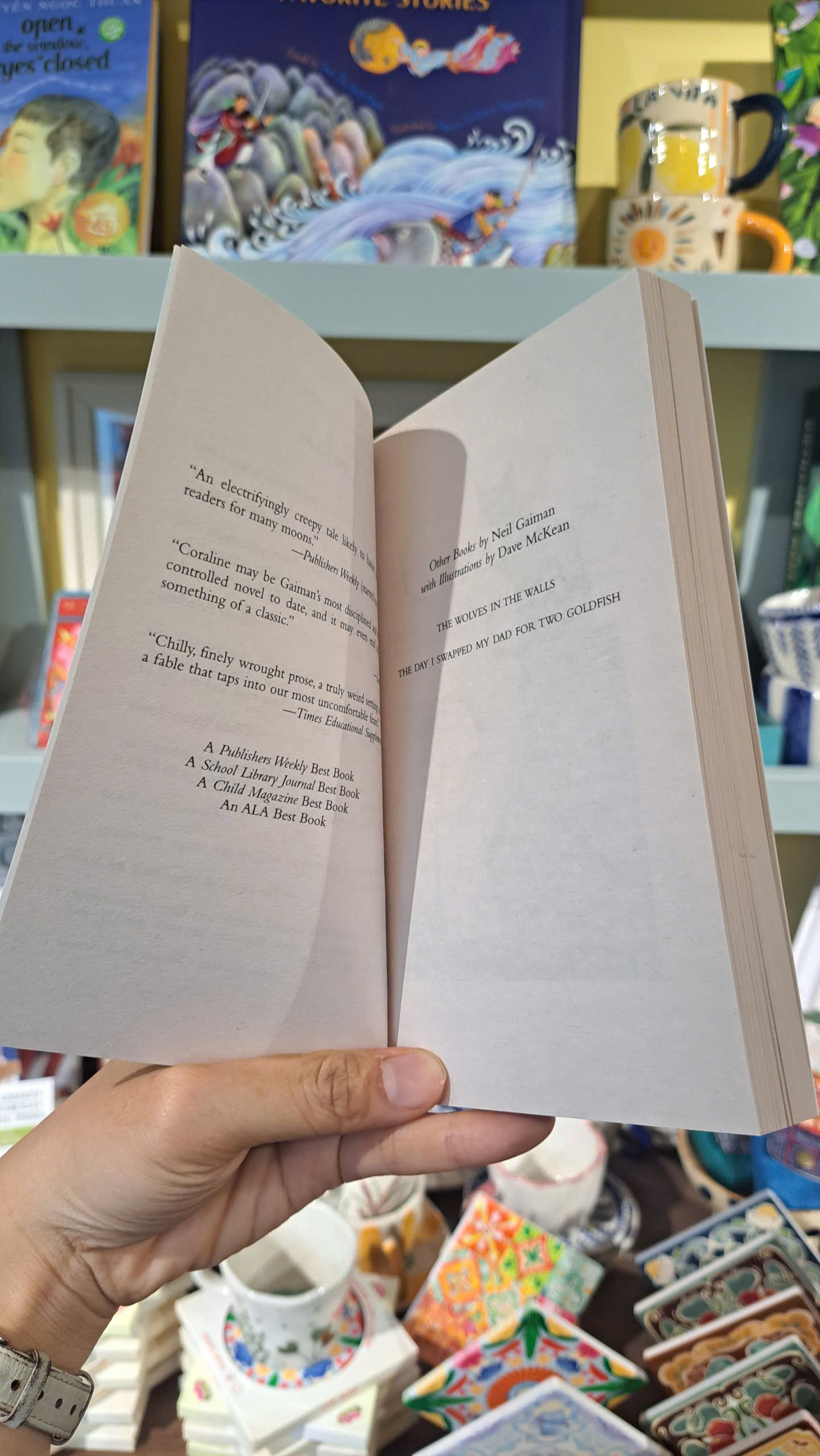 Sách - Coraline by Neil Gaiman | Fantasy / Horror / Fiction for Young Adult / Ngoại văn khổ nhỏ