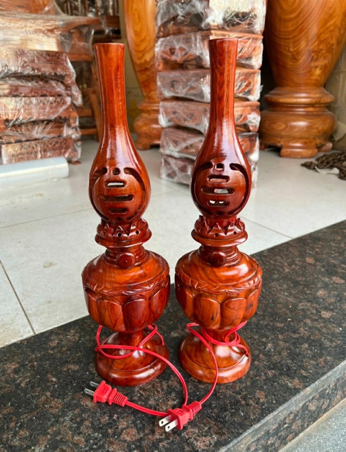 Cặp đèn cầy bằng gỗ hương nguyên khối cao 60 cm